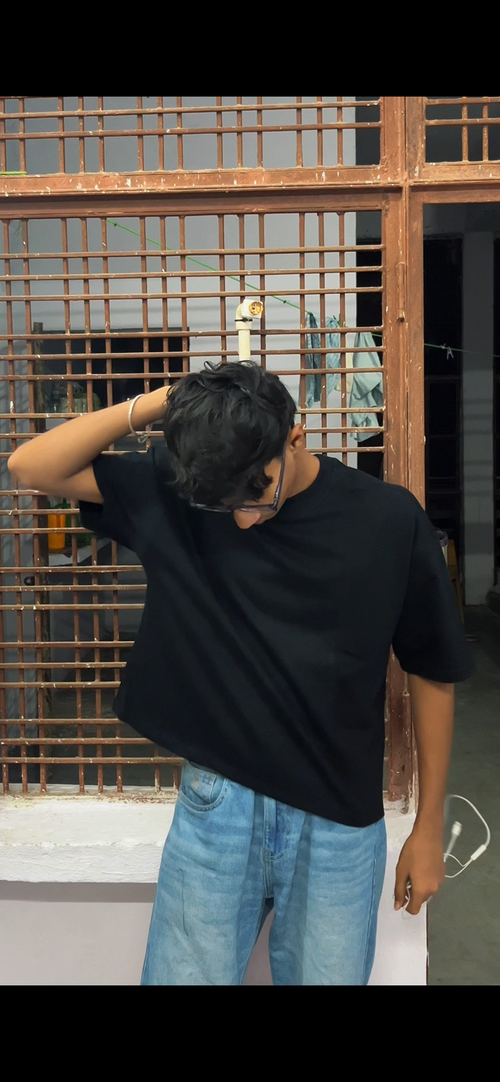 BLACK - CROPPED TEE